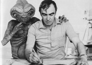 Carlo Rambaldi diseña junto a su creación más conocida "E.T"